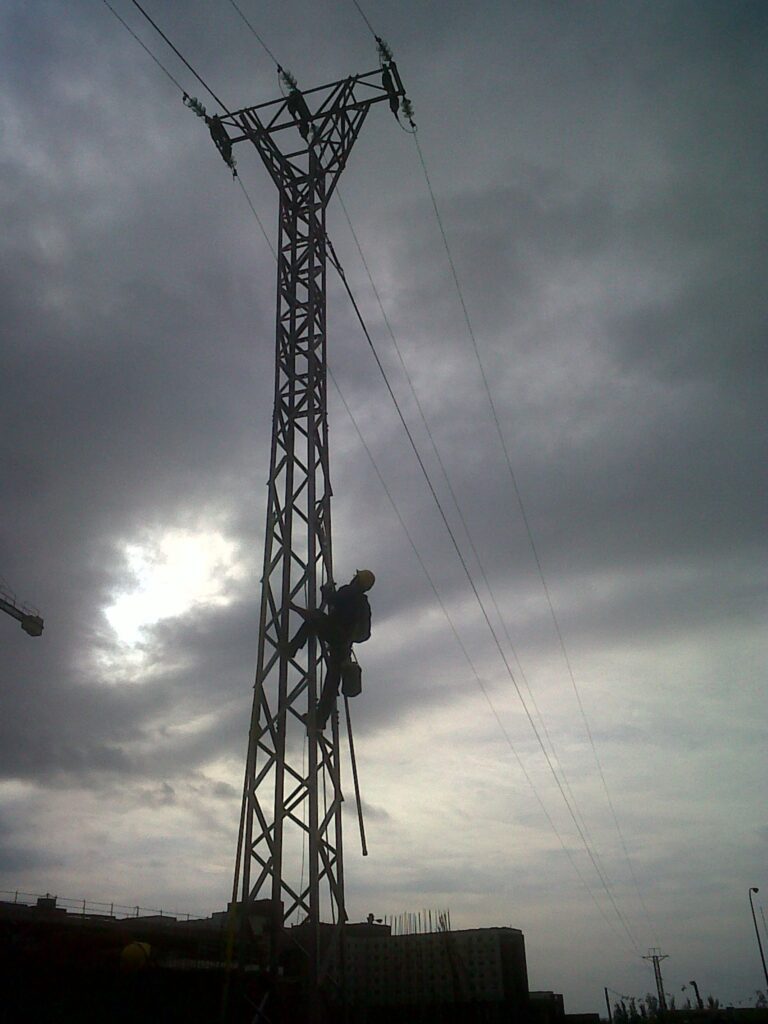 DESCONEXION DE UNA LINEA AEREA DE ALTA TENSION